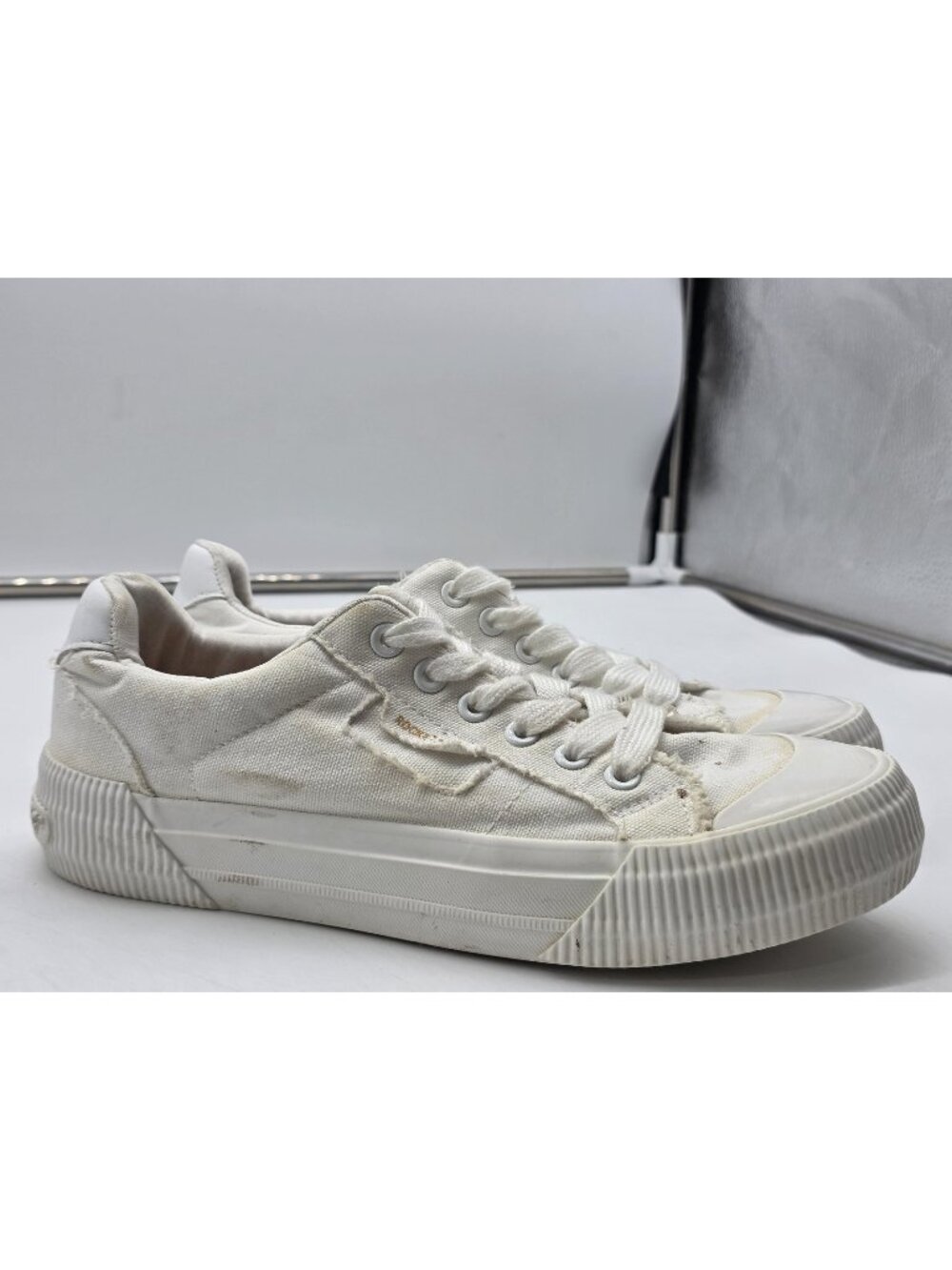 Rocket Dog Shoes Womens Size 8 White Canvas Low Top Sneakers Stained C317/1223